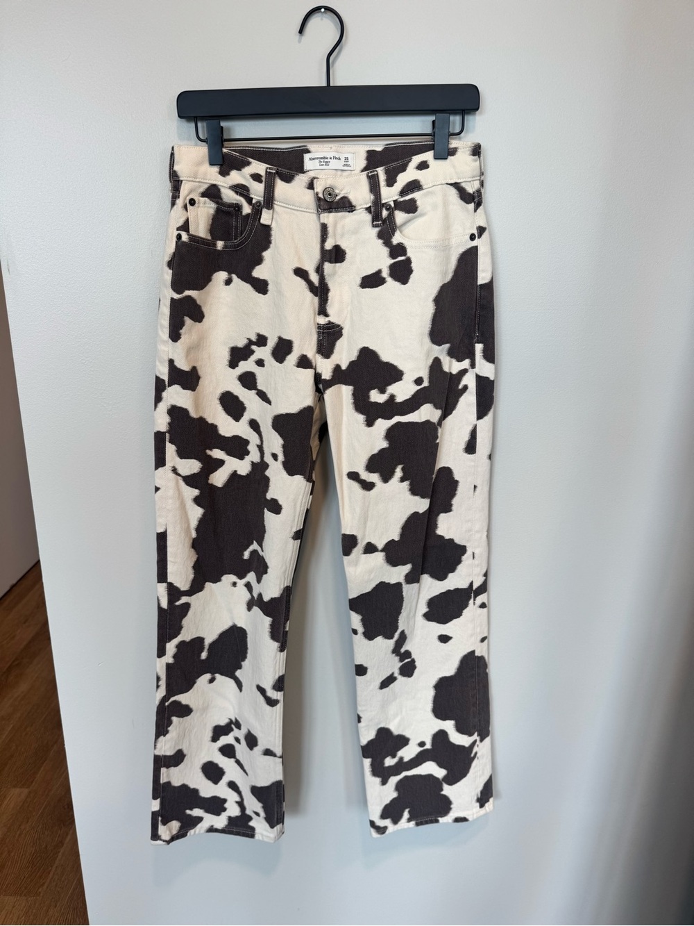 Abercrombie & Fitch The Baggy Low Rise Cow Print Jeans (Size 25 Short) NWT